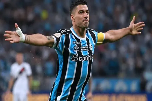 Suárez marca em despedida, Grêmio vence o Vasco e volta ao G-4 do Brasileirão