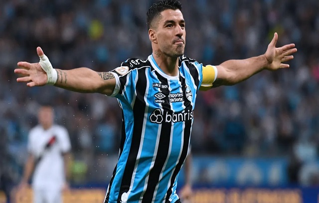 Suárez marca em despedida, Grêmio vence o Vasco e volta ao G-4 do Brasileirão