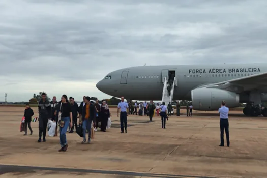 Terceiro grupo de brasileiros repatriados da Faixa de Gaza chega ao Brasil