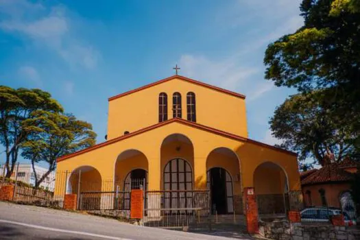 Natal Mágico de Ribeirão Pires leva concerto com 100 vozes à Igreja Matriz