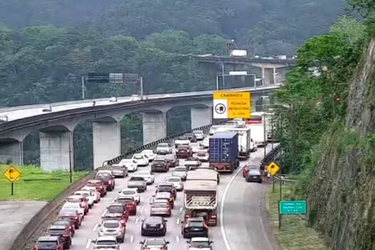 Com calorão, Imigrantes tem mais de 20 km de congestionamento rumo ao litoral de SP