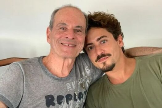 Jesuíta Barbosa será Ney Matogrosso em filme e visita cantor em seu apartamento