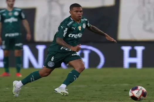 Lateral explica mentalidade vencedora no Palmeiras e cita discussão em treino