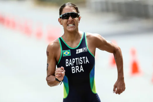 Triatleta Luisa Baptista dá primeiros passos após sofrer atropelamento