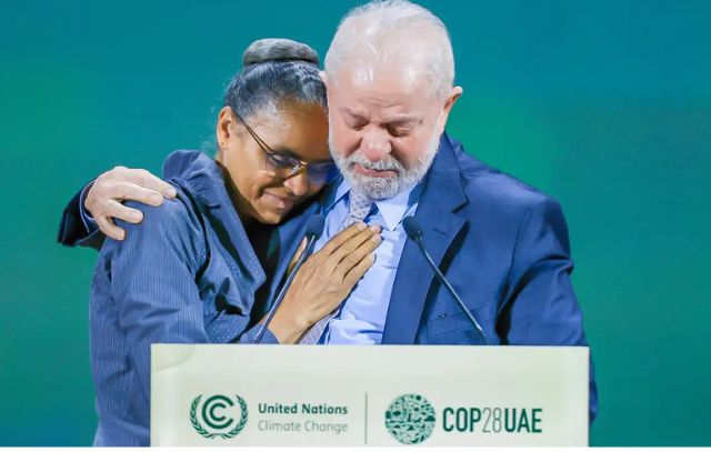 Emocionado, Lula quebra protocolo para Marina Silva discursar: 'Pessoa da floresta'