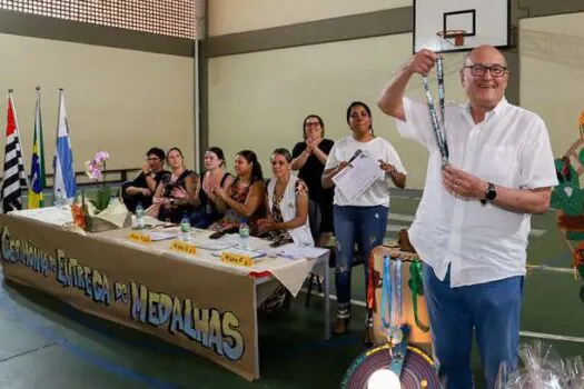 Prefeito de Diadema entrega medalhas a estudantes pelo desempenho na Olimpíada de Matemática