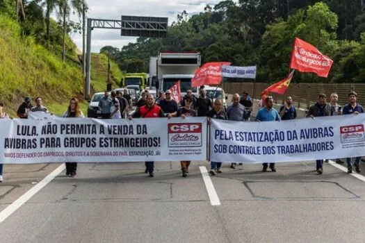 Metalúrgicos interditam rodovia Tamoios após atraso de salário