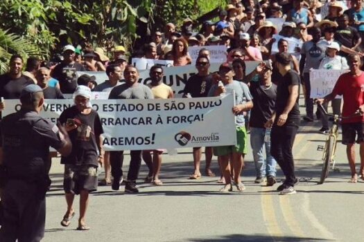 Moradores de São Sebastião protestam contra plano para demolir quase 900 casas