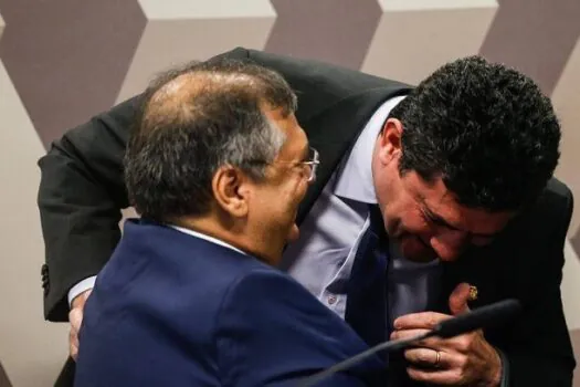 Moro e Dino se abraçam e riem durante sabatina no Senado