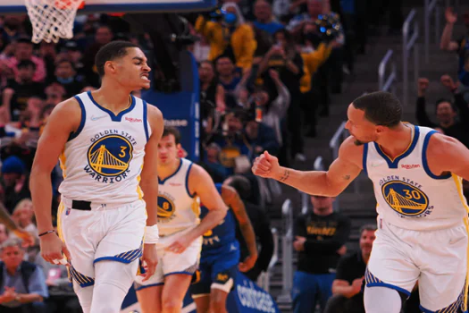 Stephen Curry vence ‘duelo’ com Jordan Pole e Warriors engatam 4ª vitória seguida na NBA