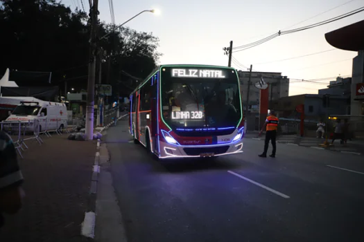 Em Diadema, ônibus natalinos desejam Boas Festas