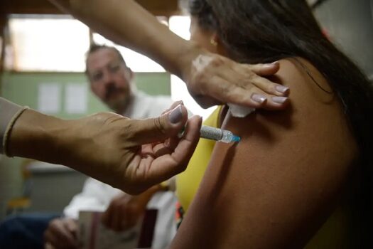 Ministério da Saúde lança estratégia para vacinar 657,1 mil jovens contra o HPV em SP