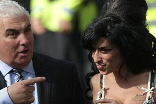 Pai de Amy Winehouse processa amigas da cantora em R$ 4,5 milhões