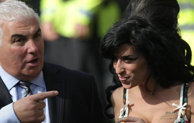 Pai de Amy Winehouse processa amigas da cantora em R$ 4,5 milhões