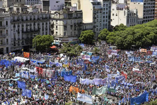 Protestos na Argentina têm momentos de tensão e dois detidos