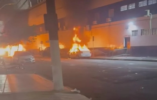 Carro de jogador e de delegado da partida são queimados após rebaixamento do Santos