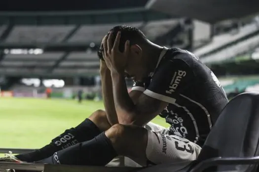 Ruan Oliveira machuca o joelho em jogo de despedida e fica no Corinthians para reabilitação