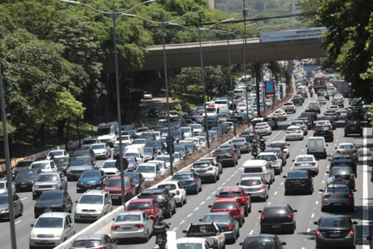 Em dia de pagamento de 13º salário, trânsito cresce na hora do almoço em SP