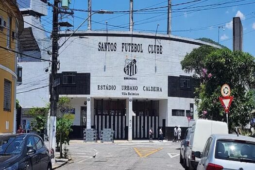 Torcedores do Santos invadem a Vila Belmiro à procura do presidente Rueda