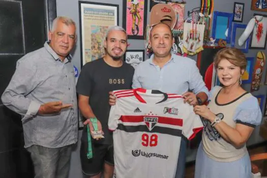 Prefeito Guto Volpi recebe visita de Gustavo dos Santos, atleta de Ribeirão Pires campeão nacional de futsal