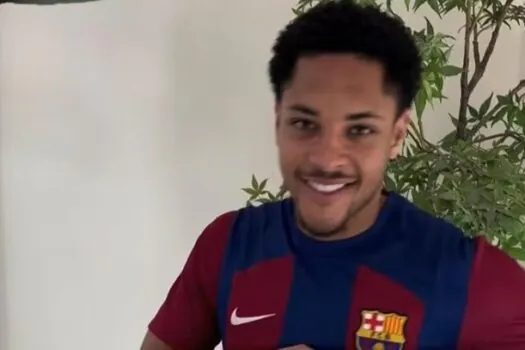 Barcelona anuncia a chegada do brasileiro Vitor Roque como presente de Natal à torcida