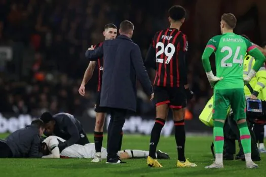 Zagueiro do Luton Town sofre parada cardíaca e desmaia em campo pela segunda vez no ano