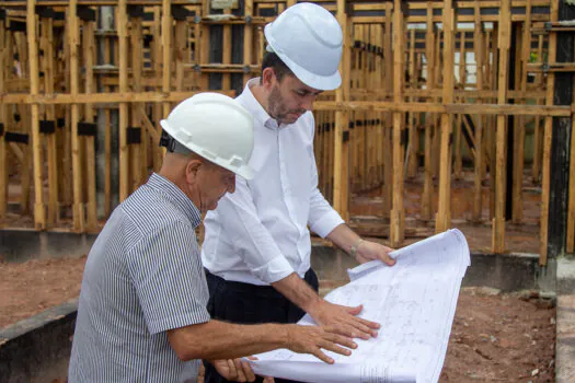 Prefeito Paulo Serra vistoria as obras da Creche Vila Guarani, 11ª de sua gestão