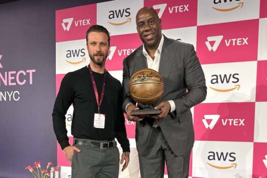 Magic Johnson é homenageado com obra de arte feita pelo artista plástico brasileiro Cainã Gartner