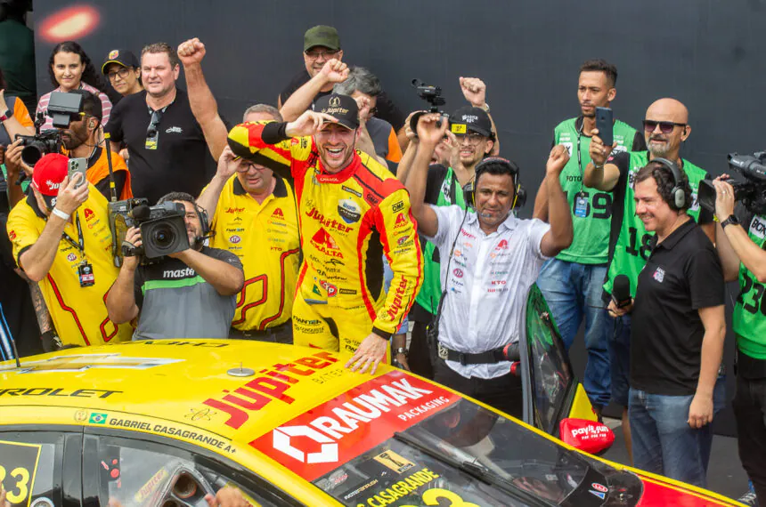 Gabriel Casagrande celebra título da temporada 2023 — o piloto também foi líder em ultrapassagens na Stock Car no ano