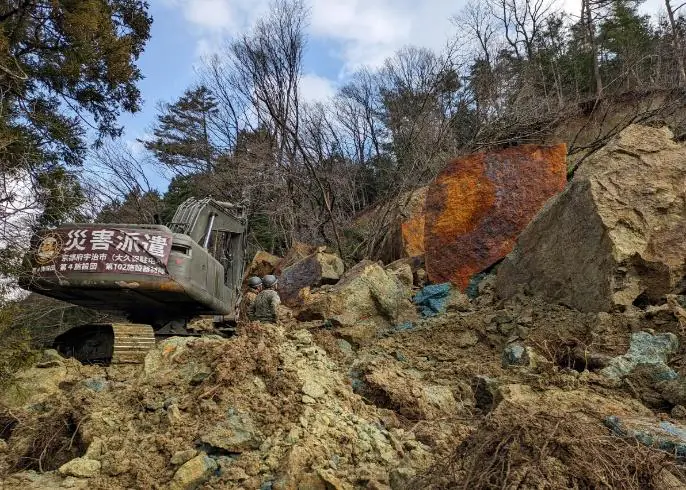 Autoridades trabalham na desobstrução de vias e na busca por sobreviventes do terremoto no Japão