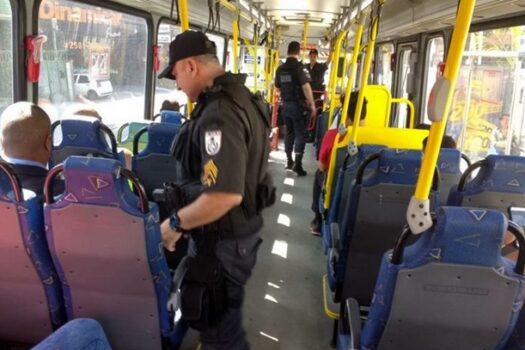 Ônibus com passageiros é sequestrado no Rio