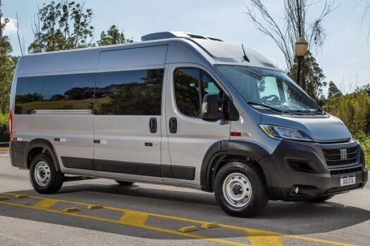 Para levar o time (com os reservas e o técnico) -Fiat Ducato Minibus Executiva