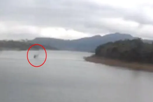 Helicóptero cai em lago de cidade mineira e deixa três feridos 