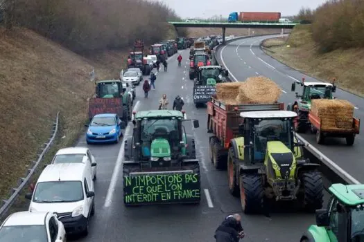 Agricultores na França bloqueiam estradas com tratores contra preços baixos