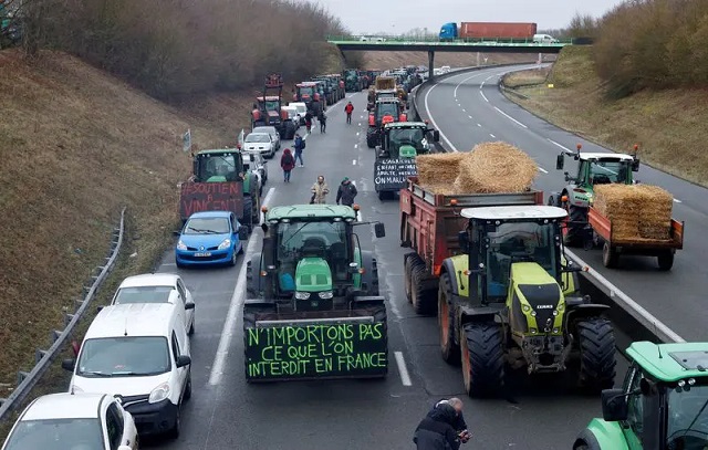Agricultores na França bloqueiam estradas com tratores contra preços baixos