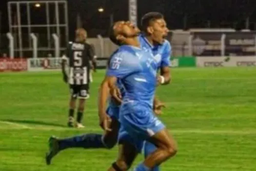 Atacante do Novo Hamburgo descobre morte do pai no estádio, pede para jogar e faz gol