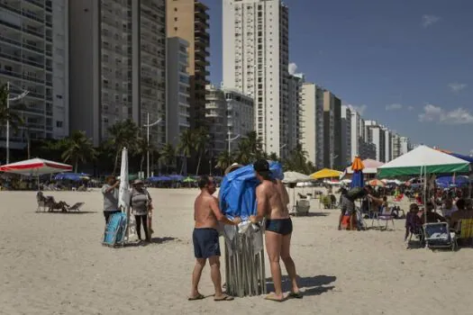 Proibição de caixas de som tem protesto de banhistas e drible a fiscais em Guarujá (SP)