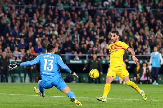 Barcelona desencanta no fim e derrota Betis fora de casa com hat-trick de Ferran Torres