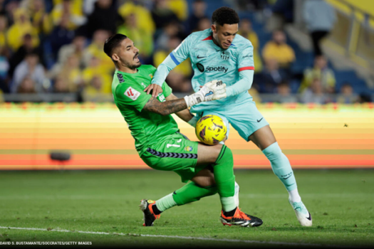 Vitor Roque estreia e quase faz gol em vitória do Barça sobre Las Palmas