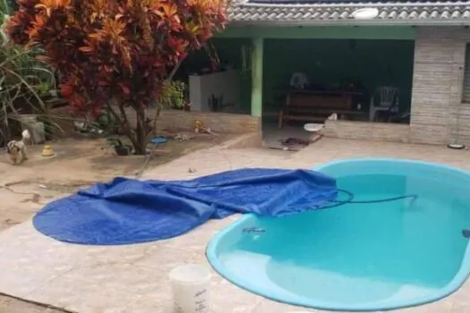 Bebê de 1 ano morre afogada após se enrolar em lona de piscina