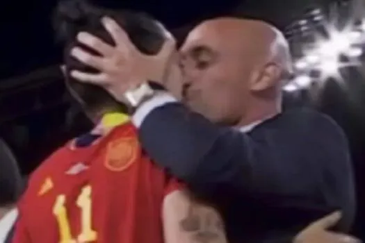 Justiça espanhola decide julgar Rubiales por beijo não consentido em jogadora da seleção