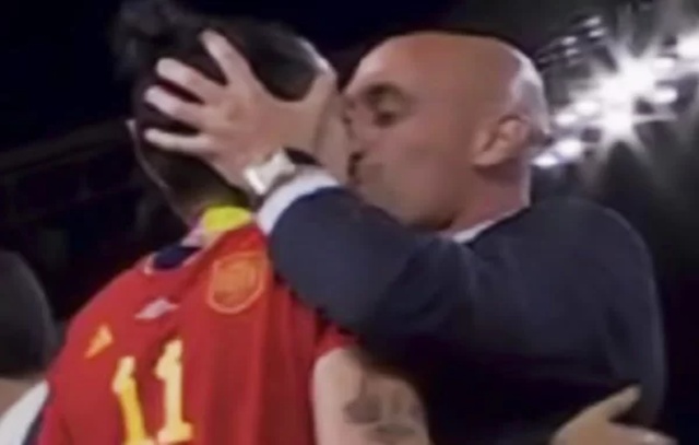Justiça espanhola decide julgar Rubiales por beijo não consentido em jogadora da seleção