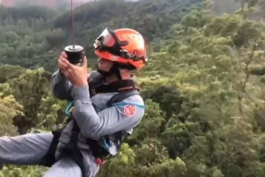 Bombeiros fazem rapel para remover corpos de dentro de helicóptero achado em SP