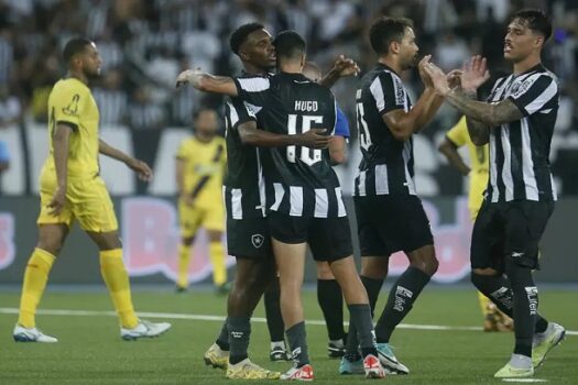 Botafogo supera Vitória para abrir vantagem na Copa do Brasil