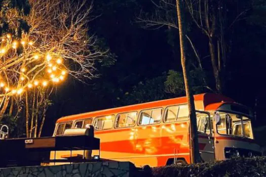 Com toca-discos e até fogueira, ônibus vintage é refúgio de paz a duas horas de SP