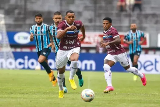 Com um a mais em campo, Grêmio leva virada do Caxias em estreia no Campeonato Gaúcho