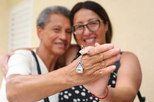 Governador entrega 160 apartamentos a famílias da zona leste da capital