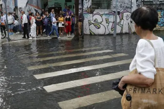 Chuva contínua causa transtornos na cidade do Rio