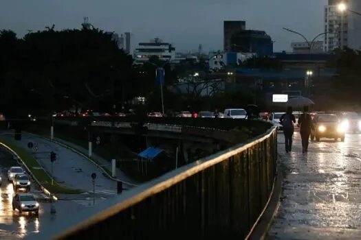 Pessoa morre após ser atingida por fio energizado durante chuva em SP