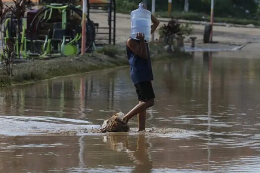 RJ: Em Belford Roxo, moradores tiveram as casas completamente inundadas